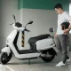 kendaraan bermotor listrik roda dua dengan desain modern