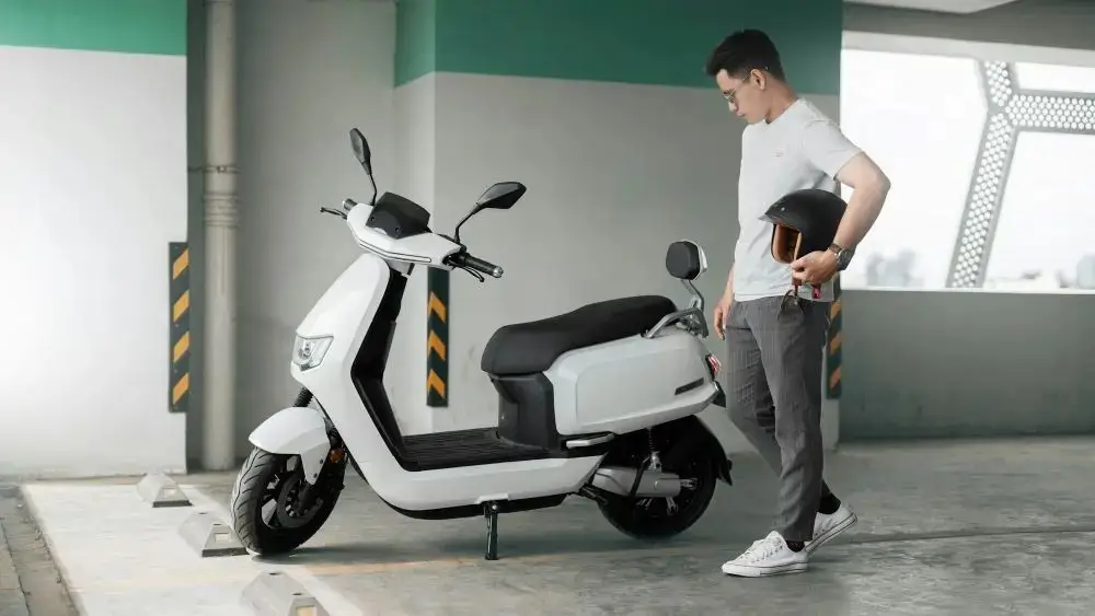 kendaraan bermotor listrik roda dua dengan desain modern