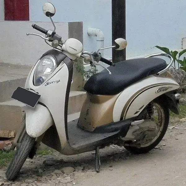 Tampilan motor matic Honda lawas dengan desain unik