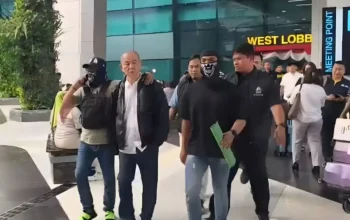Tim penyidik Bareskrim Polri mengawal DPO narkoba Yuwanky sesaat setelah ditangkap di Terminal 3 Bandara Internasional Soekarno-Hatta, Kamis 27 Agustus 2026