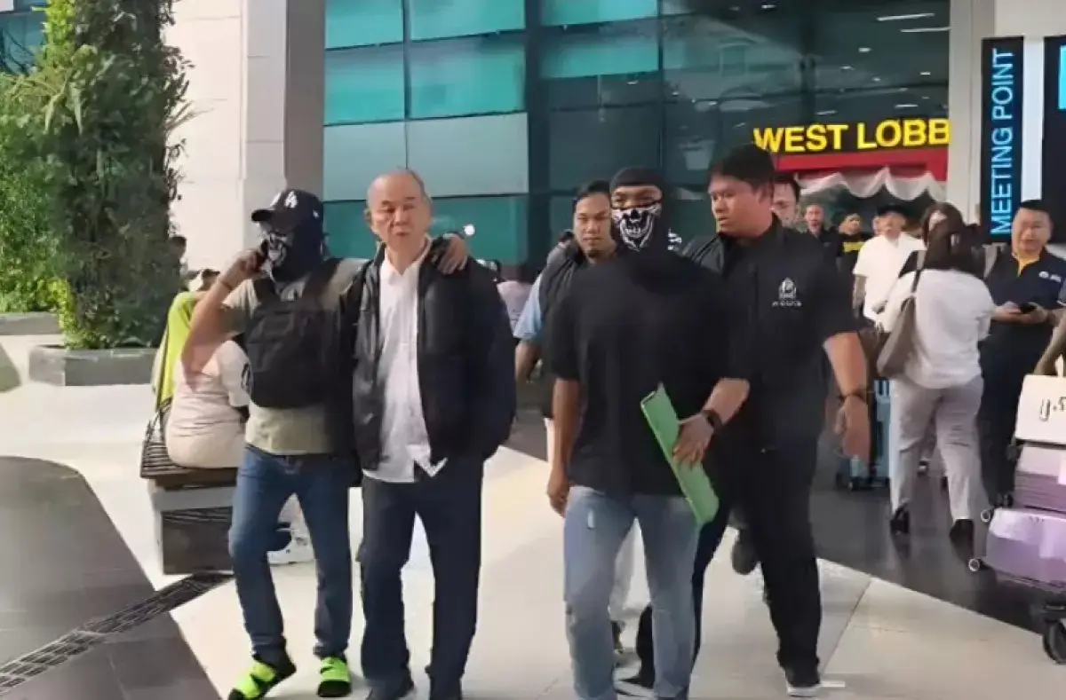 Tim penyidik Bareskrim Polri mengawal DPO narkoba Yuwanky sesaat setelah ditangkap di Terminal 3 Bandara Internasional Soekarno-Hatta, Kamis 27 Agustus 2026
