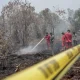 TNI AU menggunakan metode water boombing untuk memadamkan api akibat kebakaran hutan dan lahan (karhutla)