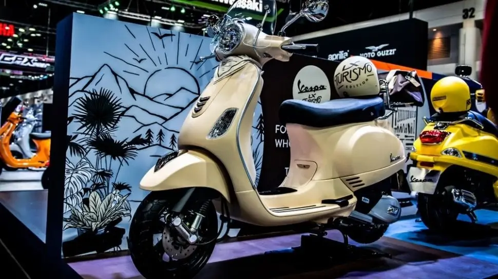 Deretan motor Vespa berbagai model dengan desain klasik dan modern khas Italia