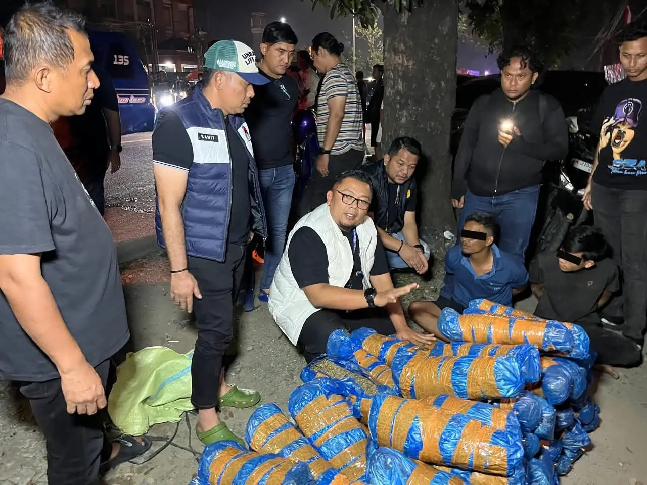 Barang bukti ganja kering seberat 93 kilogram yang digagalkan Satresnarkoba Polrestabes Medan beserta dua tersangka