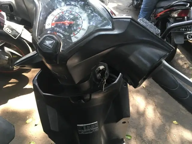Ilustrasi posisi kunci stang motor ke arah kanan yang lebih aman