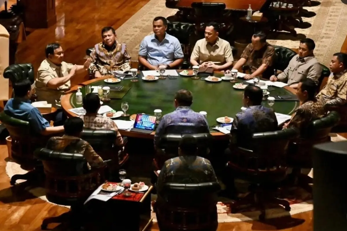 Presiden Prabowo Subianto memimpin rapat terbatas di Hambalang