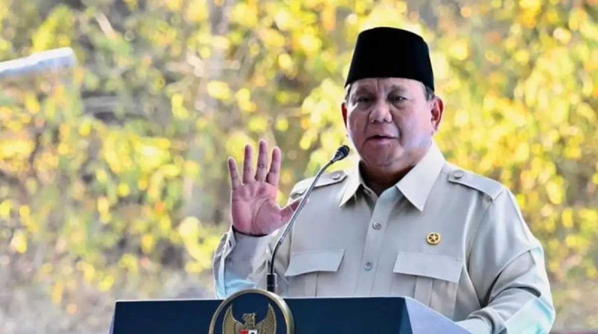 Presiden Prabowo meninjau lokasi pengungsi dan penanganan pascagempa di NTT
