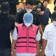 Petugas Kejagung melakukan proses penggeledahan di rumah milik Nurman Herin di Bandung