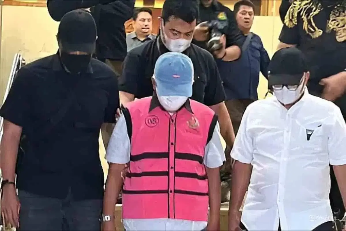 Petugas Kejagung melakukan proses penggeledahan di rumah milik Nurman Herin di Bandung