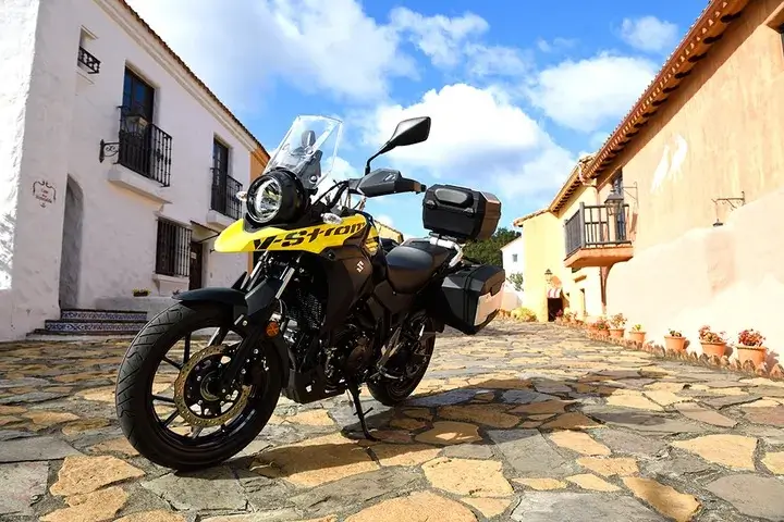 Tampilan depan motor Suzuki V-Strom 250SX gaya petualang modern