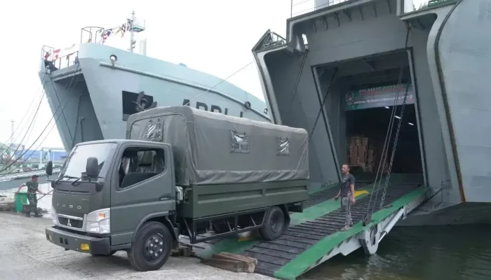 TNI AD Kirim Kapal Bantu Korban Gempa NTT, Angkut 70 Ton Logistik Lengkap Fasilitas RS!