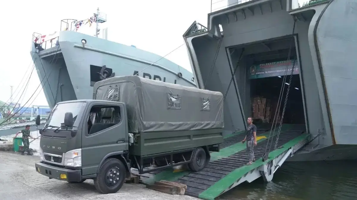 Kapal TNI AD mengangkut bantuan logistik dan fasilitas RS untuk korban gempa di NTT