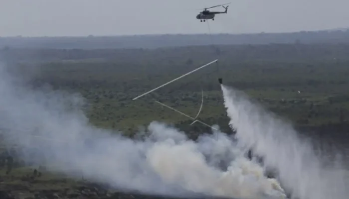 Karhutla Belum Mereda, TNI AU Pakai Metode Water Boombing Untuk Padamkan Api!