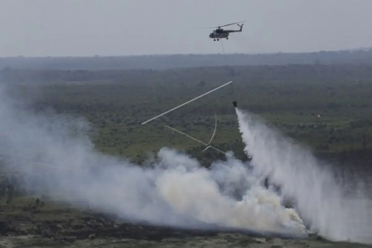 Pesawat TNI AU lakukan pengejaran air atau water boombing untuk memadamkan api karhutla