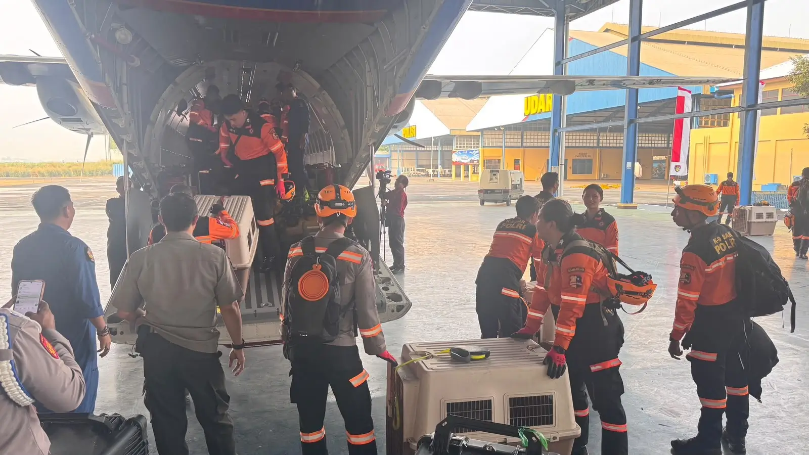 Pesawat, helikopter dan tim anjing pelacak Mabes Polri disiapkan untuk membantu penanganan bencana gempa di NTT