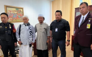 Penangkapan Usman Bin Naen terpidana korupsi dana tembakau Bener Meriah oleh Tim Tabur Kejaksaan Tinggi Aceh di Bandara Kualanamu