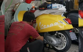 Motor Vespa GTS 310 diparkir rapi dengan latar jalan yang bersih dan elegan