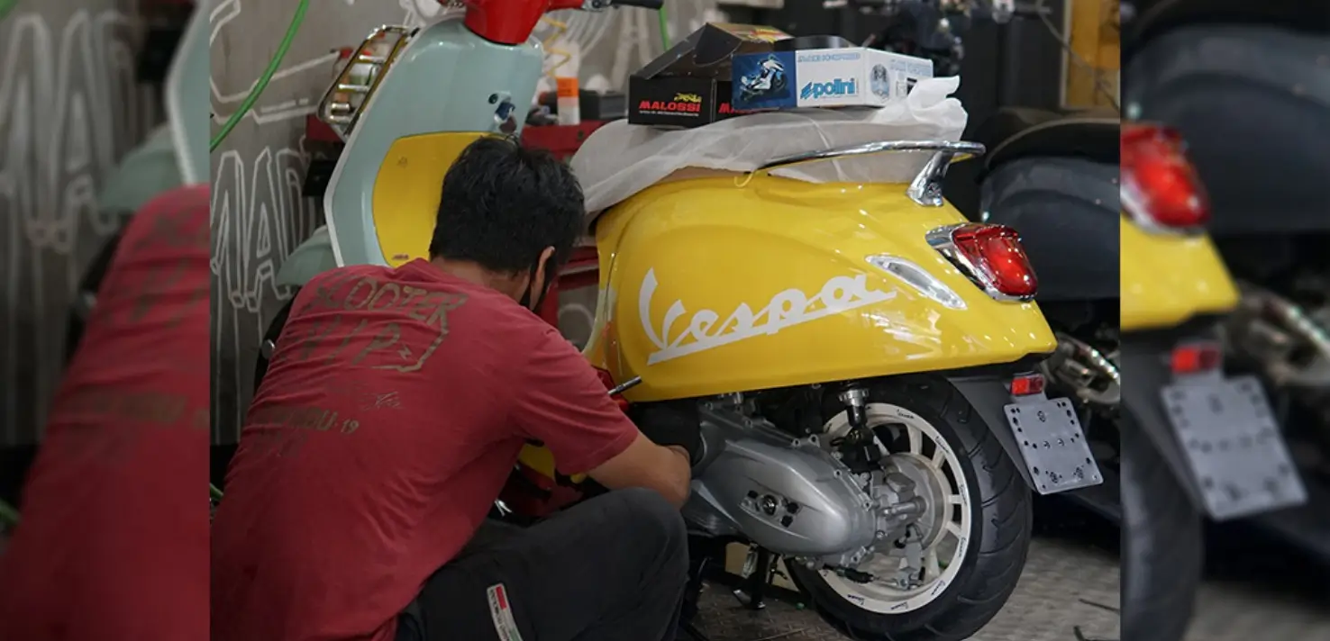 Motor Vespa GTS 310 diparkir rapi dengan latar jalan yang bersih dan elegan
