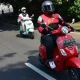 Motor Vespa LX 125 i-get dengan desain klasik elegan diparkir dengan rapi