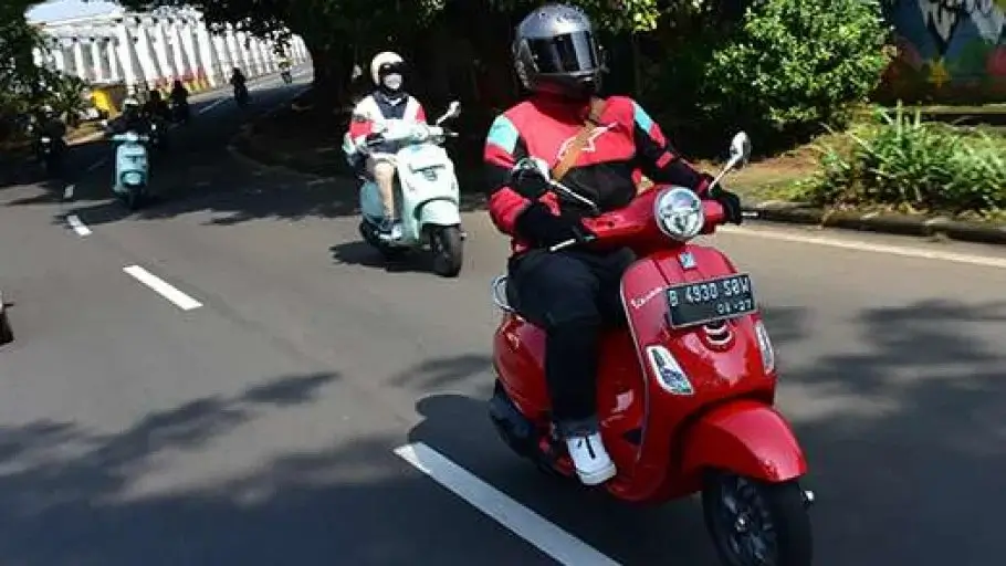 Motor Vespa LX 125 i-get dengan desain klasik elegan diparkir dengan rapi