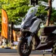 Tampilan samping Yadea GT80 motor listrik grand touring berdesain elegan dan modern
