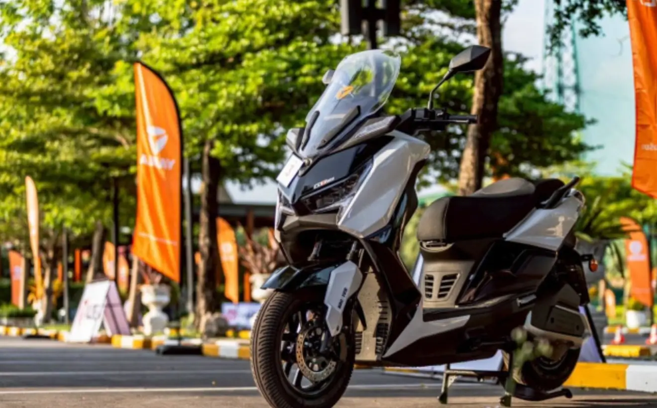 Tampilan samping Yadea GT80 motor listrik grand touring berdesain elegan dan modern