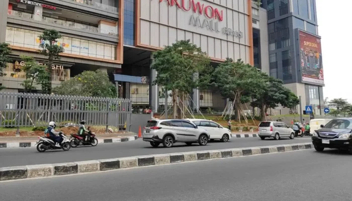 Mal-mal Dipasangi Pagar Tinggi, Benarkah Ada Peristiwa Besar Yang Terjadi? Ternyata Ini Alasannya