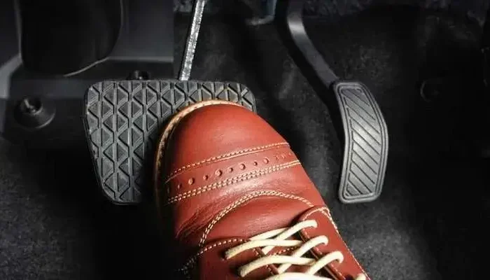 Begini 3 Cara Aman Mengemudi Mobil Matic Saat Melewati Turunan Panjang