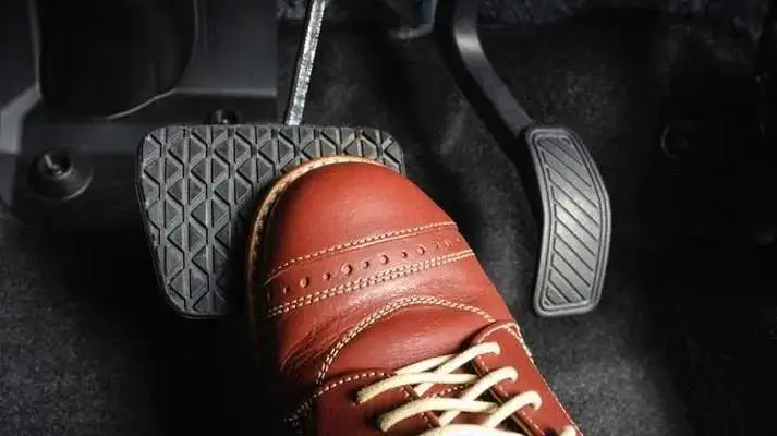 Jangan sampai salah, 3 cara aman mengemudi mobil matic saat melewati turunan panjang.