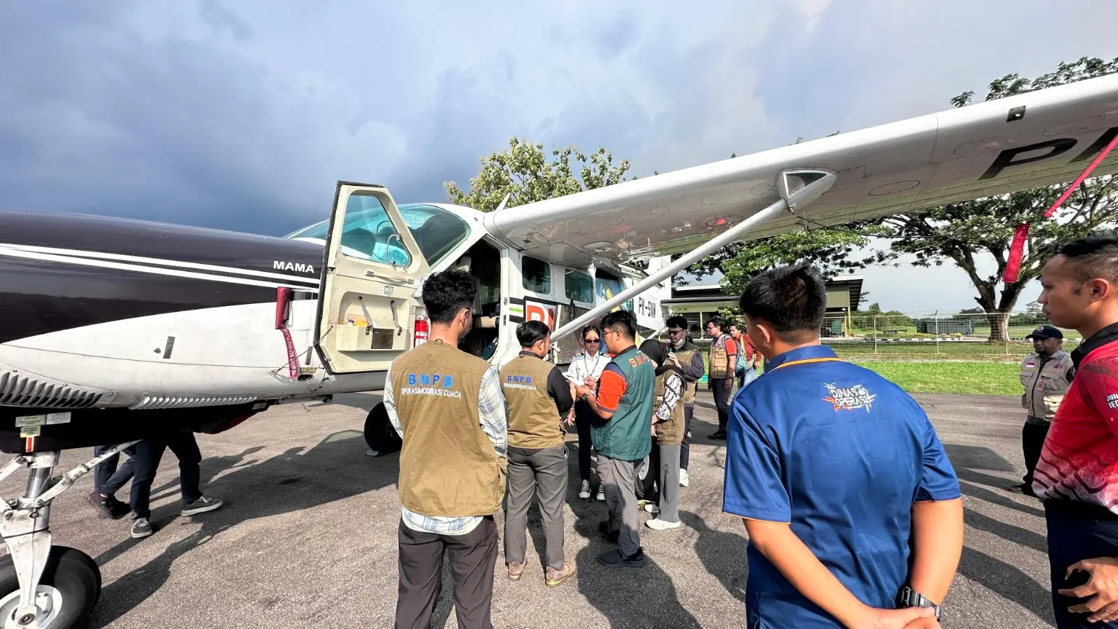 Sebanyak 35 pesawat asing mendapat izin untuk membantu operasi pemadaman kebakaran hutan dan lahan di wilayah Kalimantan