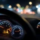 Ilustrasi jarum penunjuk kecepatan pada panel speedometer mobil yang mengalami gangguan