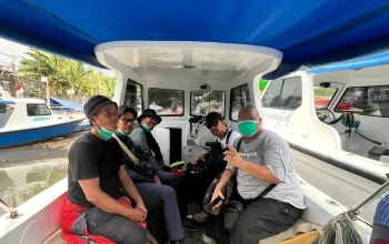 kapal pencari SAR di perairan Selat Sunda dan foto rombongan jurnalis sebelum berangkat