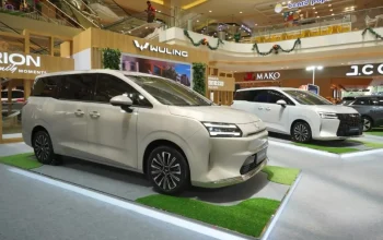 Tampilan interior kabin dan atap kaca panoramik terbuka pada MPV listrik premium