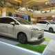 Tampilan interior kabin dan atap kaca panoramik terbuka pada MPV listrik premium