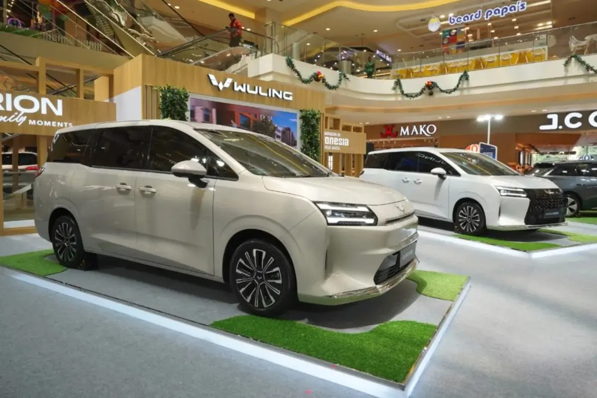 Tampilan interior kabin dan atap kaca panoramik terbuka pada MPV listrik premium