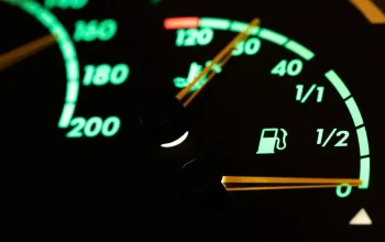 Ilustrasi mobil terjebak macet dan daftar penyebab BBM cepat habis