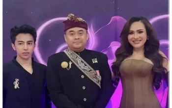 Arya Wedakarna memberikan keterangan pers terkait kehadirannya di acara Thailand