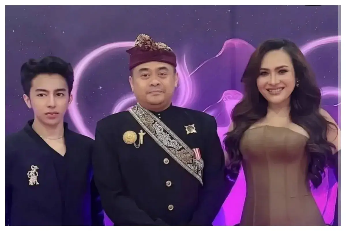 Arya Wedakarna memberikan keterangan pers terkait kehadirannya di acara Thailand