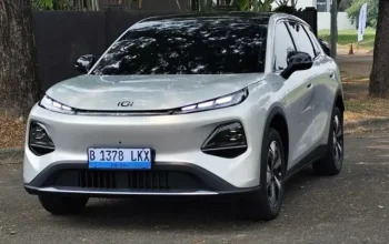 Tampilan depan dan samping Changan Nevo Q05 dengan desain bodi tegas dan lampu LED tajam