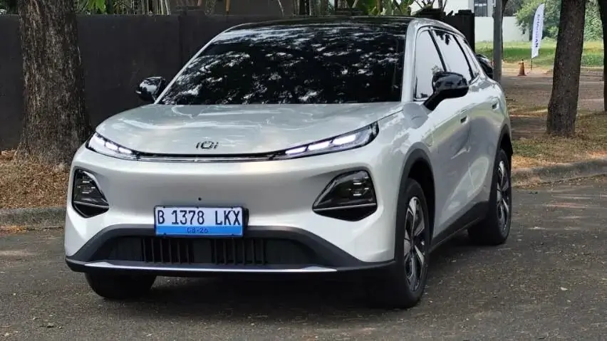 Tampilan depan dan samping Changan Nevo Q05 dengan desain bodi tegas dan lampu LED tajam