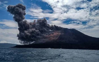 Sejumlah daerah di sekitar Selat Sunda terapkan PJJ sementara demi melindungi siswa dan guru dari paparan abu vulkanik erupsi Gunung Anak Krakatau.