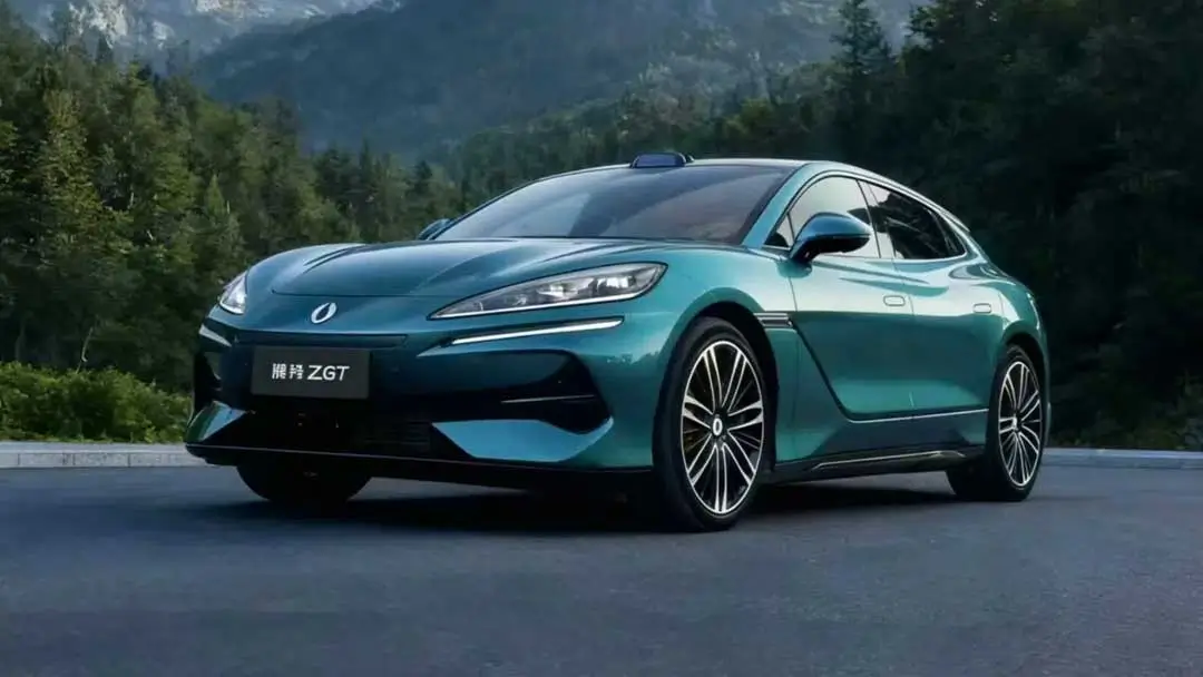 Tampilan samping dan depan Denza Z9 GT dengan desain bodi panjang rendah siluet shooting brake yang elegan dan berotot