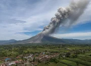 Gunung Sinabung Erupsi, Kolom Abu Mencapai 3.500 Meter