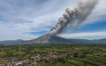 Erupsi Gunung Sinabung di Sumut meluncurkan kolom abu vulkanik setinggi 3.500 meter, ribuan warga dievakuasi