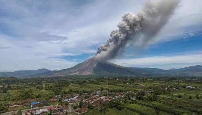 Gunung Sinabung Erupsi, Kolom Abu Mencapai 3.500 Meter