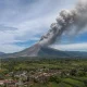 Erupsi Gunung Sinabung di Sumut meluncurkan kolom abu vulkanik setinggi 3.500 meter, ribuan warga dievakuasi