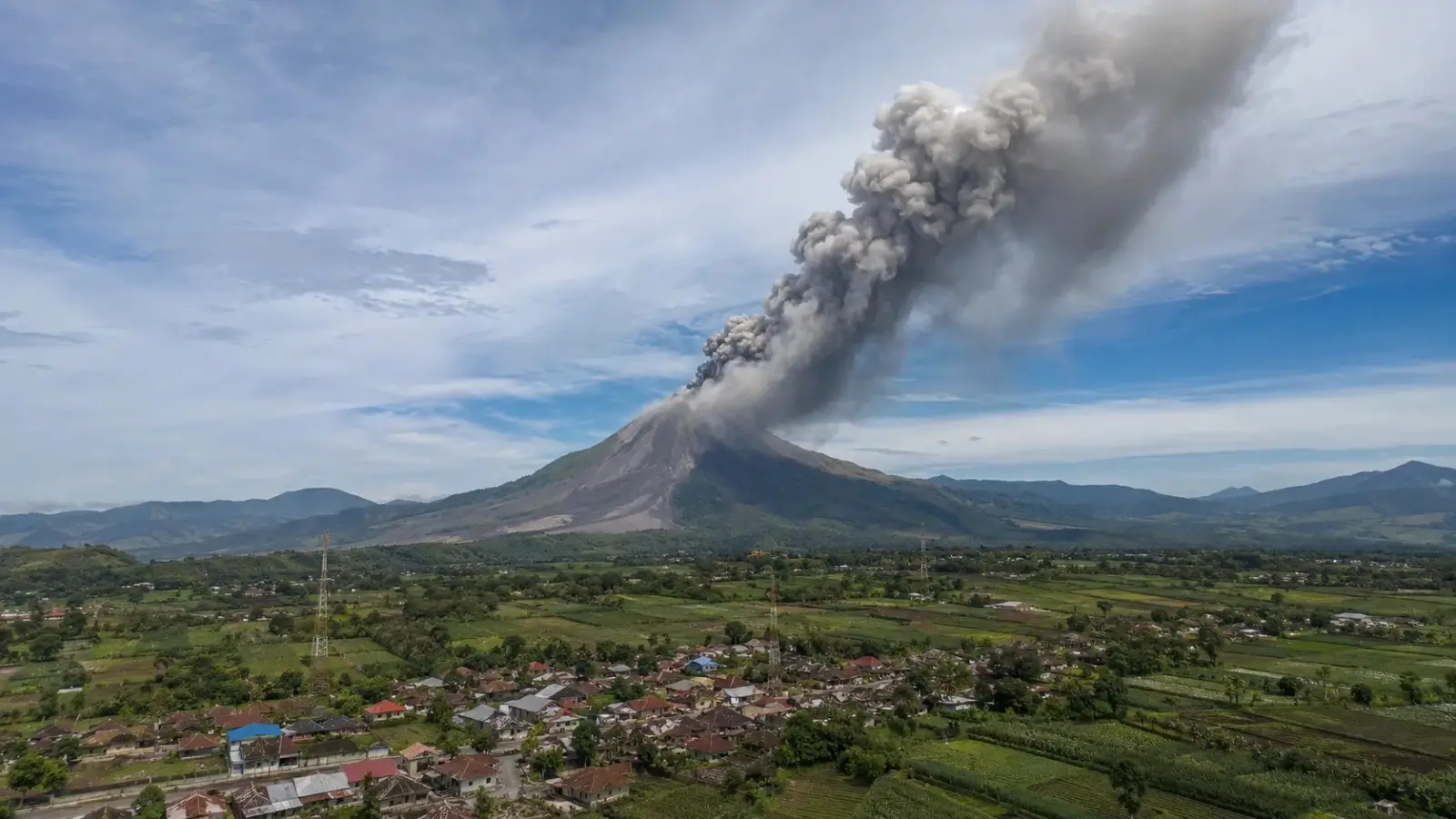 Erupsi Gunung Sinabung di Sumut meluncurkan kolom abu vulkanik setinggi 3.500 meter, ribuan warga dievakuasi