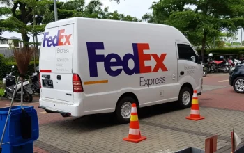 Isuzu Traga Blind Van bermesin diesel 2.500 cc tangguh irit, ruang kargo tertutup luas lindungi barang aman untuk kebutuhan logistik dan usaha