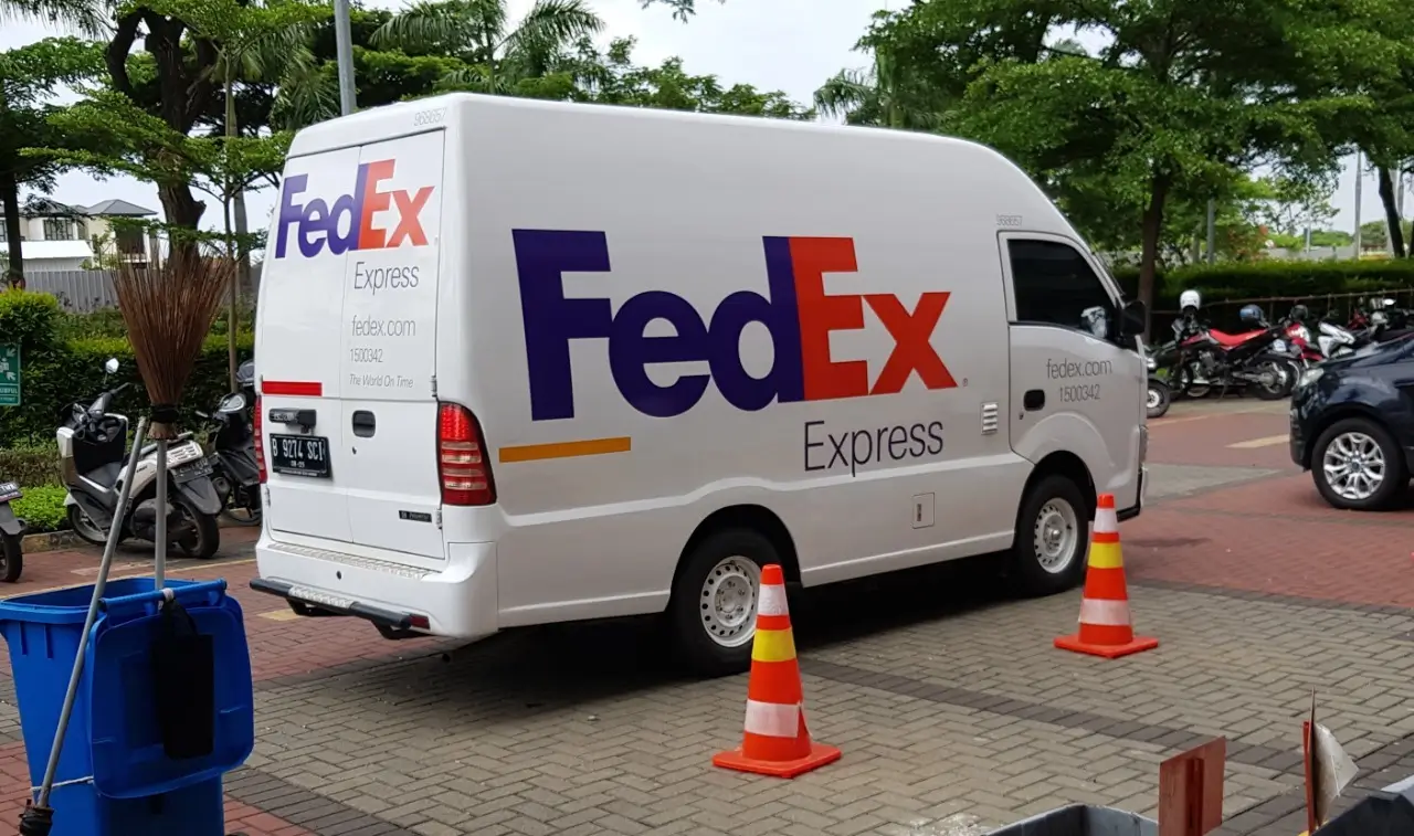 Isuzu Traga Blind Van bermesin diesel 2.500 cc tangguh irit, ruang kargo tertutup luas lindungi barang aman untuk kebutuhan logistik dan usaha