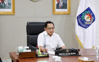 Menteri Dalam Negeri Tito Karnavian memberikan arahan kewaspadaan dan kebijakan WFH bagi ASN saat erupsi Gunung Anak Krakatau